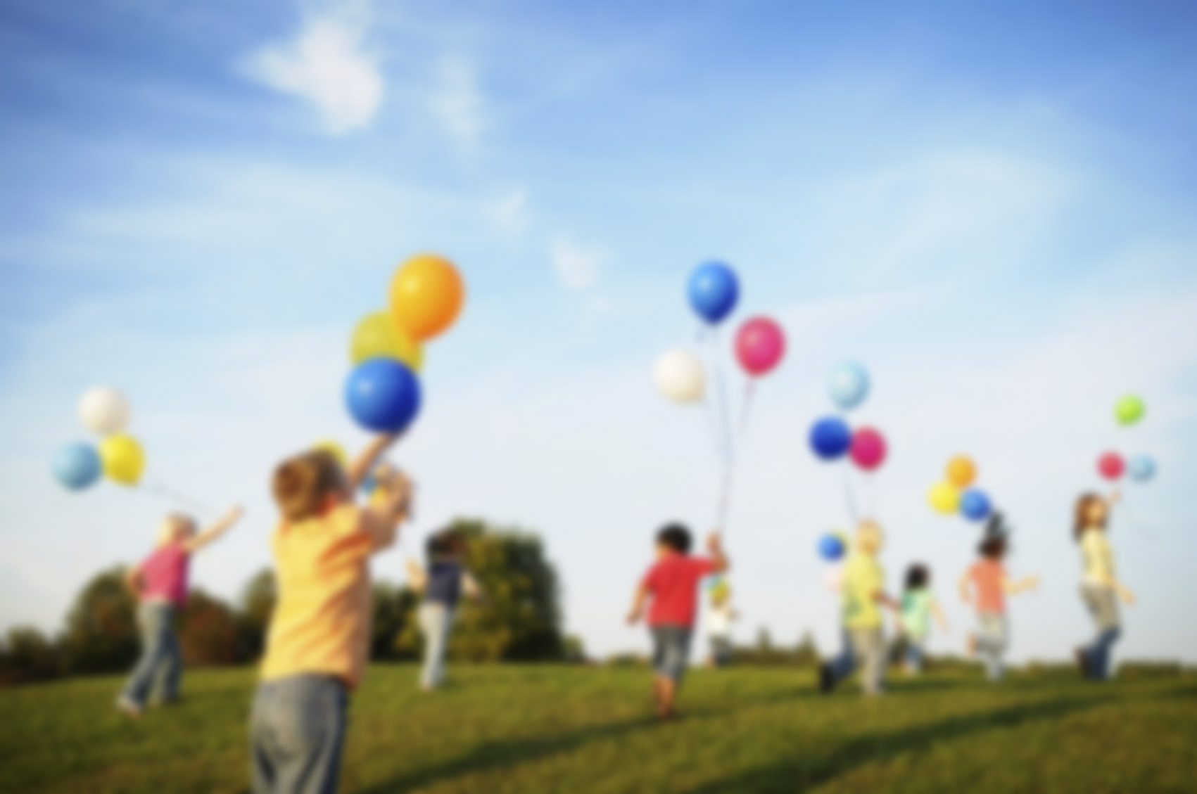 Children-playing-with-balloons-images